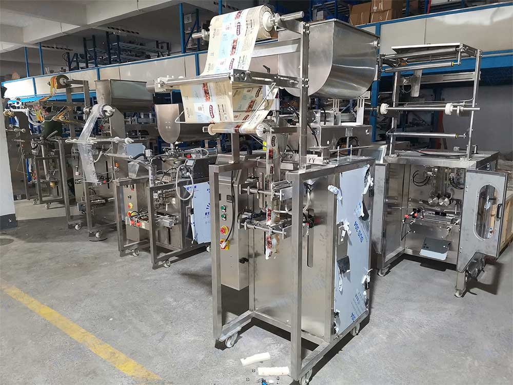 膏药四边封包装机.jpg 膏药四边封包装机.jpg