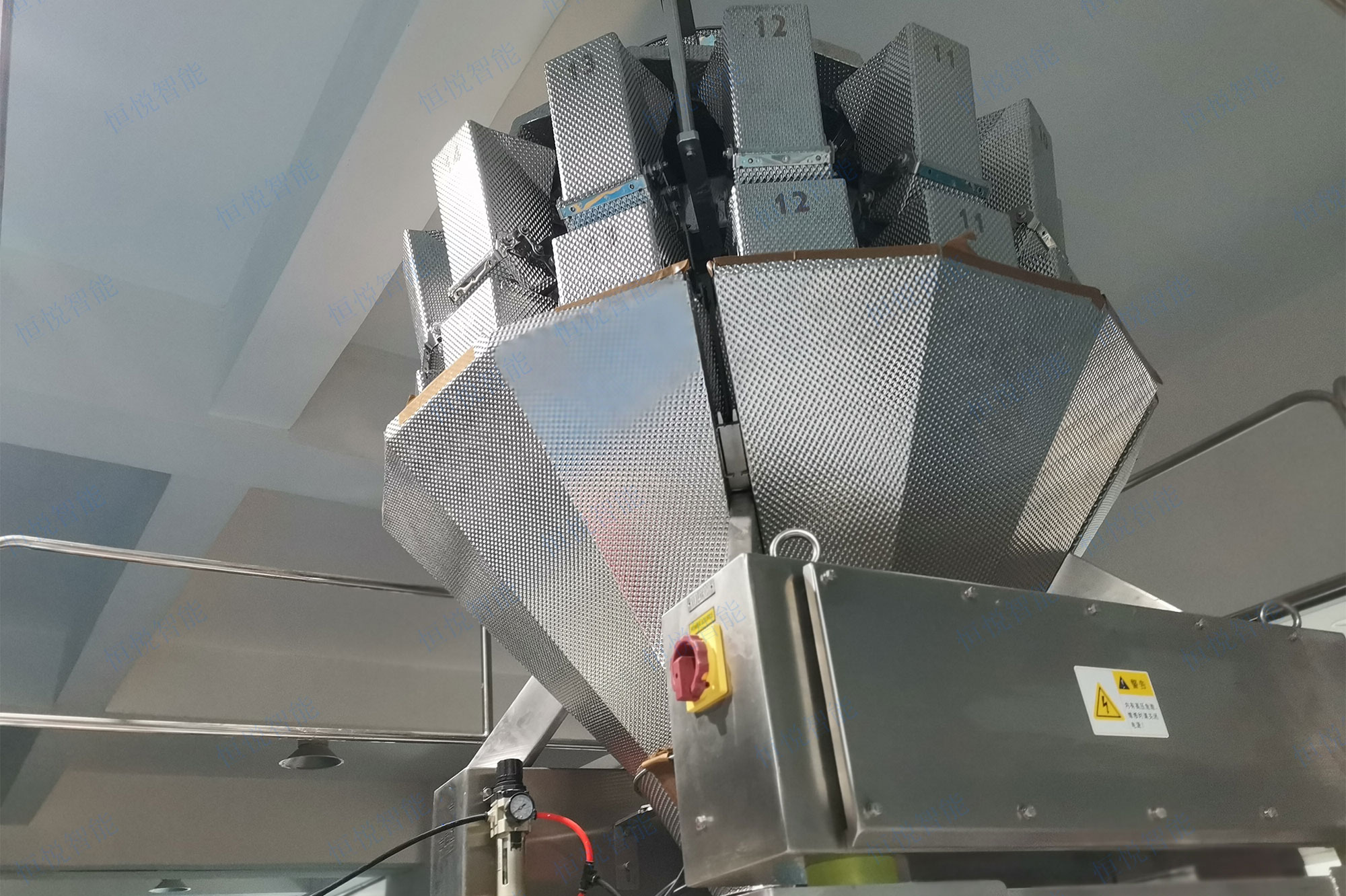 土豆粉自动包装机采用十四头电脑组合秤自动定量称重