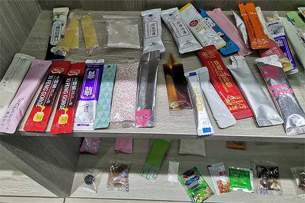 全自动小型包装机能够满足颗粒、条块、片状、球状、粉料、液体、膏体产品的自动定量包装