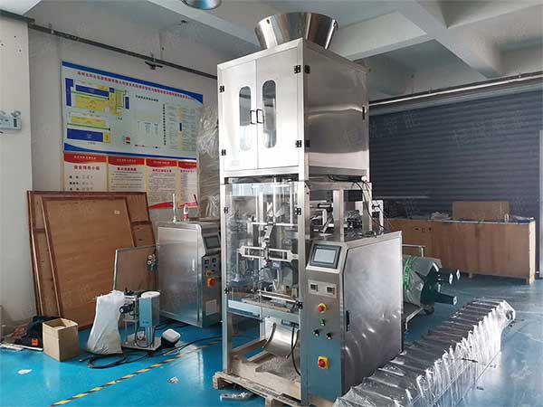 全套粉体自动包装机流水线由螺杆计量机、真空上料机、成品输送机组成
